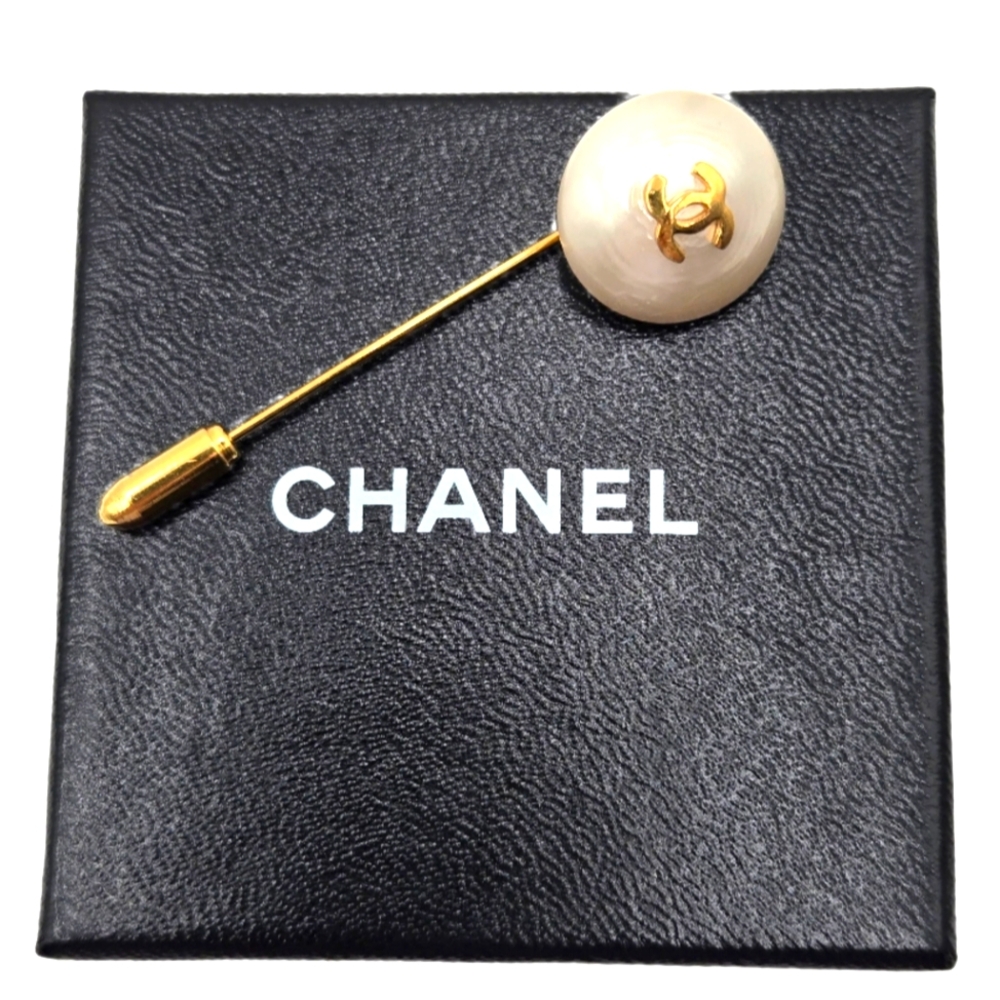 #29 / 90's Vintage - Chanel Classic Gold Plated CC Faux Pearl Pin - Vintage